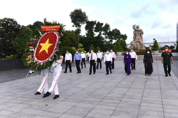 Lãnh đạo TP. Hồ Chí Minh dâng hoa, dâng hương tưởng niệm các anh hùng liệt sĩ